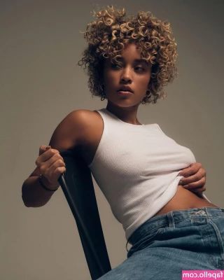 Elle Smith [ elle-smith ] - getting naked for you
