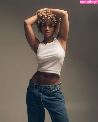 Elle Smith [ elle-smith ] - On break from class so I can actually be horny