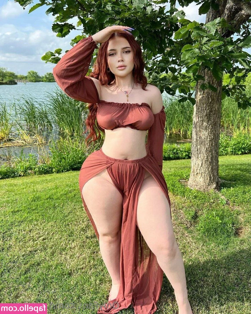 taylerhillss [ taylerhillss-1 ] - Describe my ass in one word, bonus points if you use an emoji.😜🍑