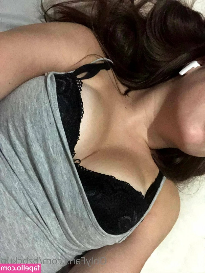 bzbkcup - 👀😈When I’m craving for a fat cock to give me a good pounding!
