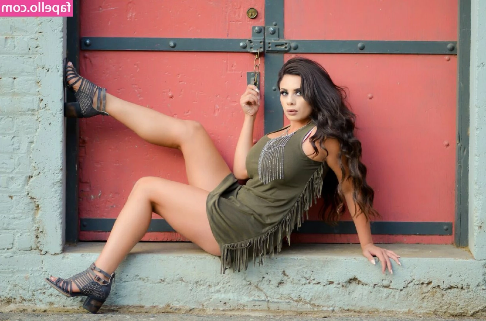 Jordan Taverner [ jordan-taverner ] - Gotta love the easy access of dresses