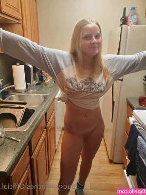 Peaches - Lulyrose     Sexy acrobat girl   My pussy is very hot  do you want to