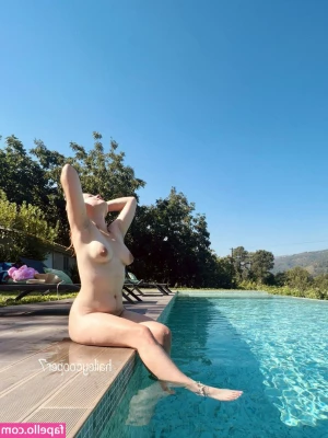 Hailey Cooper [ hailey-cooper ] - Lo rico de usar vestidos  es no utilizar ropa interior