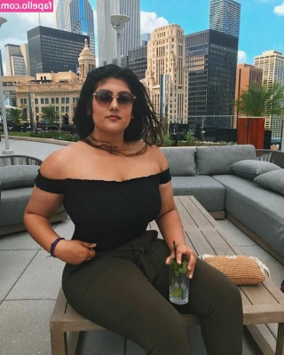 Sanjana - מתה לקבל ממך זרע בתוך הגרון