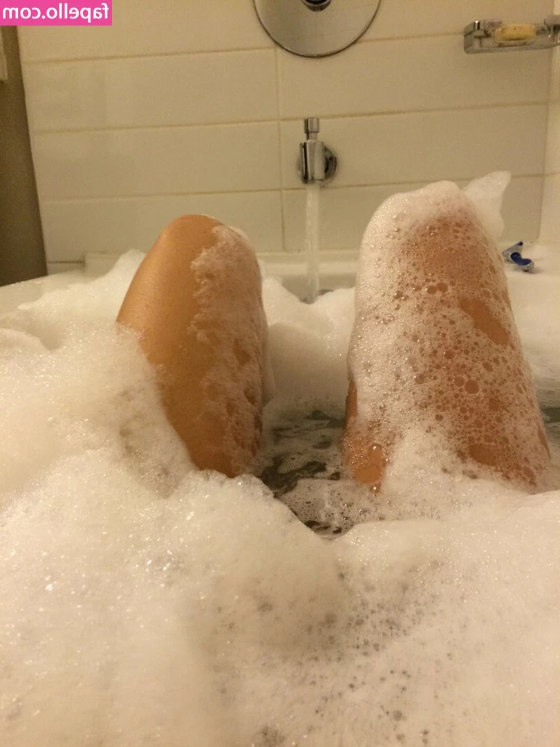 Britne Oldford [ britne-oldford ] - What a perfect view 👀 !