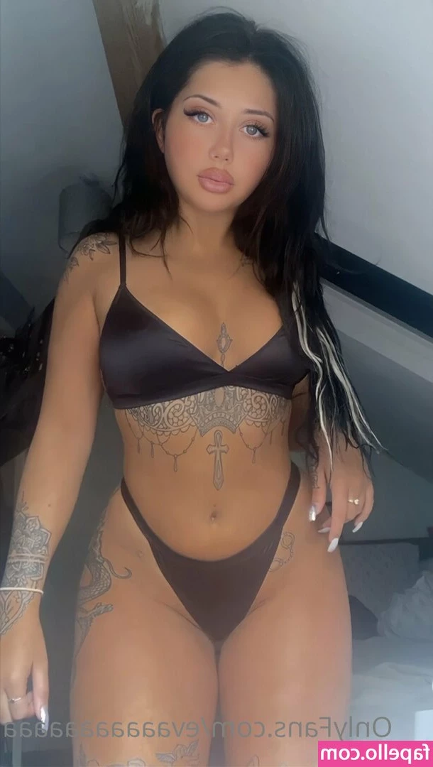 evaaaaaaaaaaa - Would you fuck this pussy from behind? 🍑