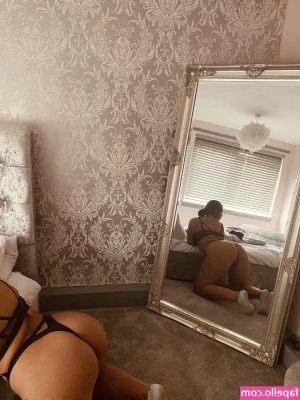 Shannon Robertson [ shannon-robertson ] - Tanning topless   I love the summer