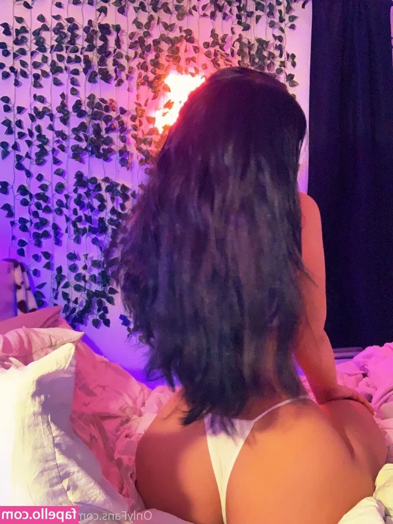 babyjulessxo - I like to show off how my ass pours over my panties and hangs over