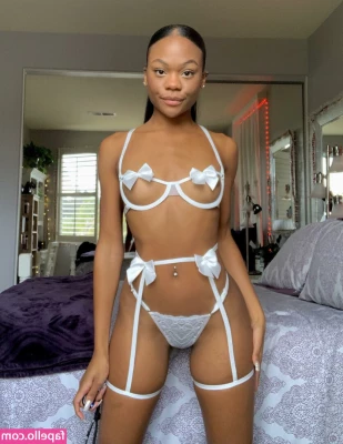 karliebaby_k [ karliebaby-k ] - Oh no  Little perv watching Mommy play when she thinks no one s