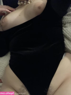 mistrisbaby - comment if I should spread my legs all the way up