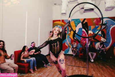 spinninshae - hi do any of my fans wanna talk to me