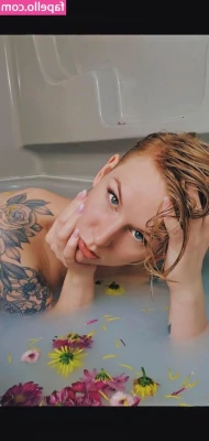 strwberriebbxxx - Watcha thinking about? 😘🥰