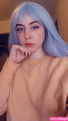 Lola Fawn [ lola-fawn ] - En la camita aburrida y caliente 🙈 te vienes?🔥