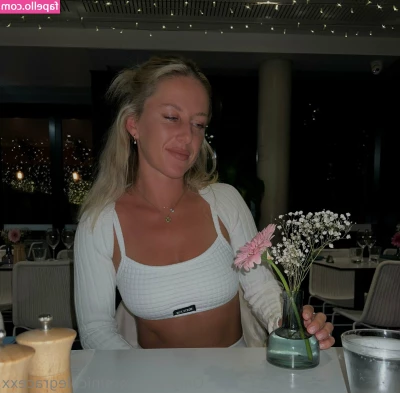 nicolegracexx - Wonder who all saw me naked though the window