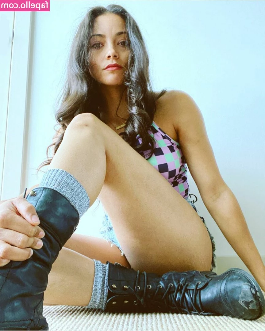 Gabrielle Walsh [ gabrielle-walsh ] - I’m feeling better! And I was feeling a bit silly too 🖤