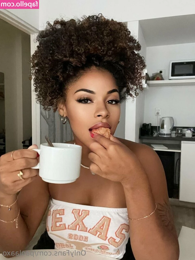 paolaaxo - Sending these photos to your dm’s ;)