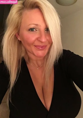 Julie - I deserve a cock-tail 😈🤭
