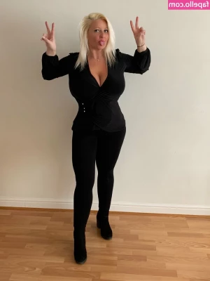 Julie - I am awake and horny!!😋 Check your DM daddy💋💋