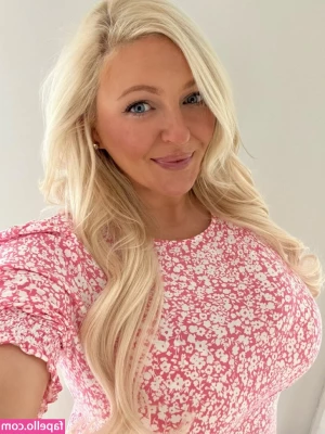 Julie - Hey guys looking for a petite little slut? 💦You should subscribe