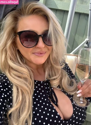 Julie - come play with my boobies 🍒