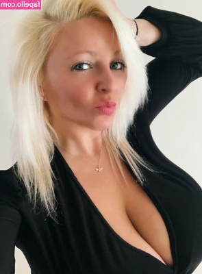 Julie - Se vienen 7 vídeos con heteros curiosos y bi, TODOS MOSTRANDO CARAS.