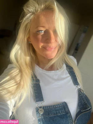 Julie - Don t you just love my slim body