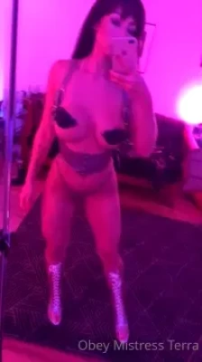 Dominant Mommy [ dominant-mommy ] - Mommy is waiting for feet worshipping 👄🔥