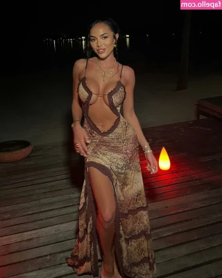 Arianna Ajtar [ arianna-ajtar ] - Do you prefer Grass or Sand