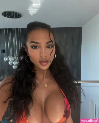 Arianna Ajtar [ arianna-ajtar ] - at the beach