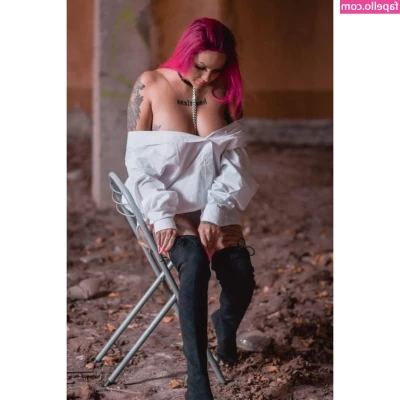 Dzseniivajai - She’s a shy girl
