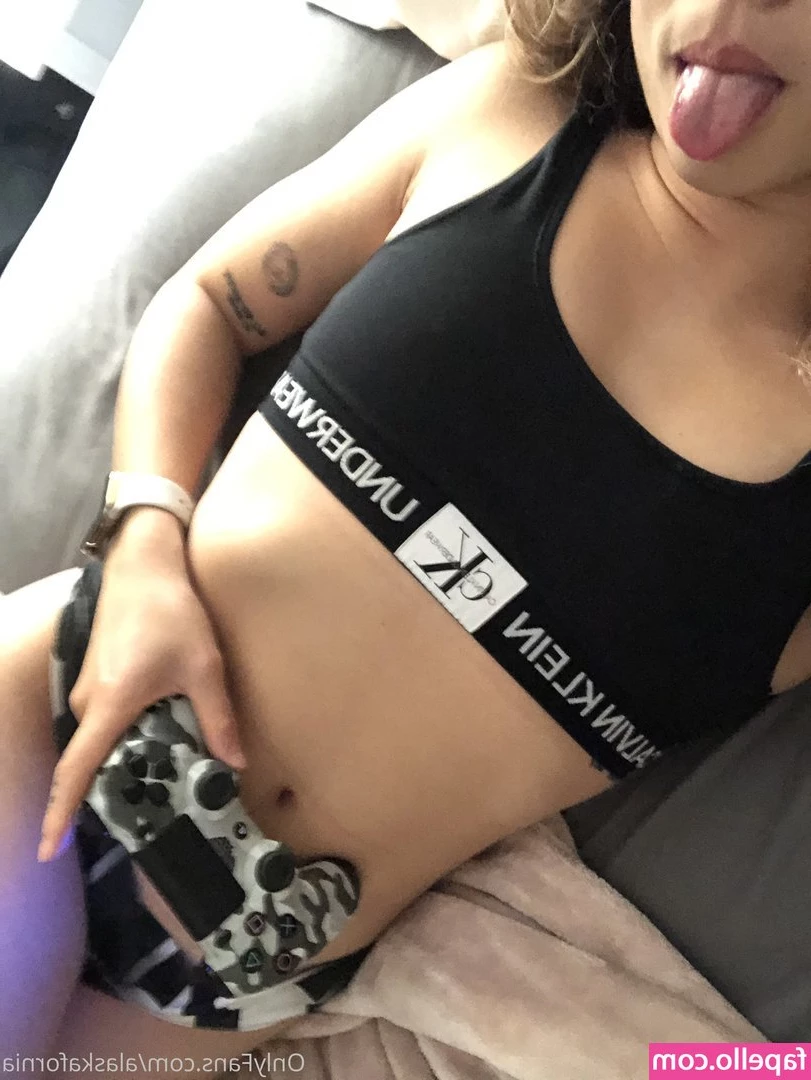 alaskafornia - A little striptease and other tease video