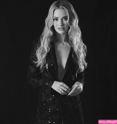 Virginia Gardner [ virginia-gardner ] - kiss me from my head to my toes