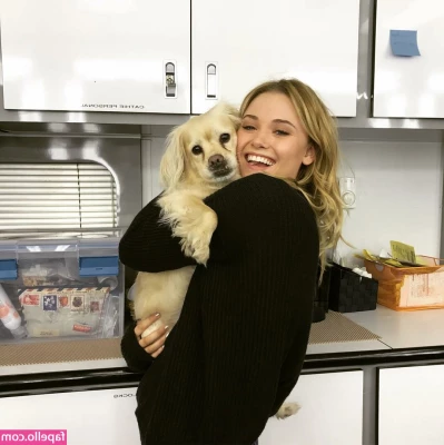 Virginia Gardner [ virginia-gardner ] - Nude nature