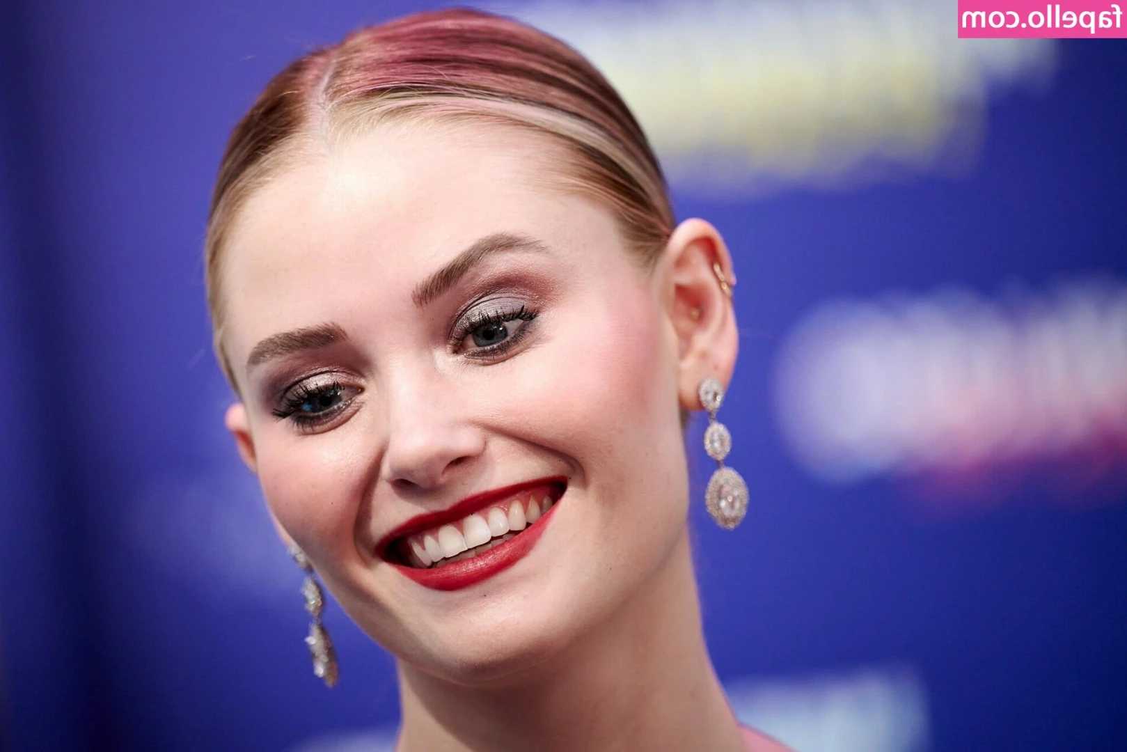 Virginia Gardner [ virginia-gardner ] - meu amigo hetero perdeu a virgindade comigo