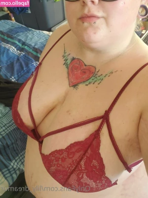 lily_dreamur [ lily-dreamur ] - Comment your favorite vegan dish below for a custom nude