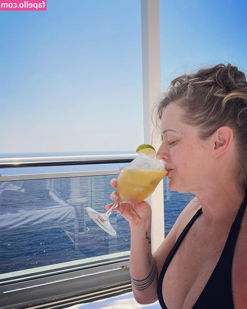 Teri Polo [ teri-polo ] - I need a cock to grind on