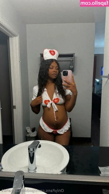 goddessaliyah01 - Watch me squeeze this big toy in my tight, little ass ;) Preparing