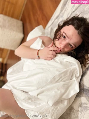 babygirlvanni - Nada mejor que una buena paja para dormir bien relajado