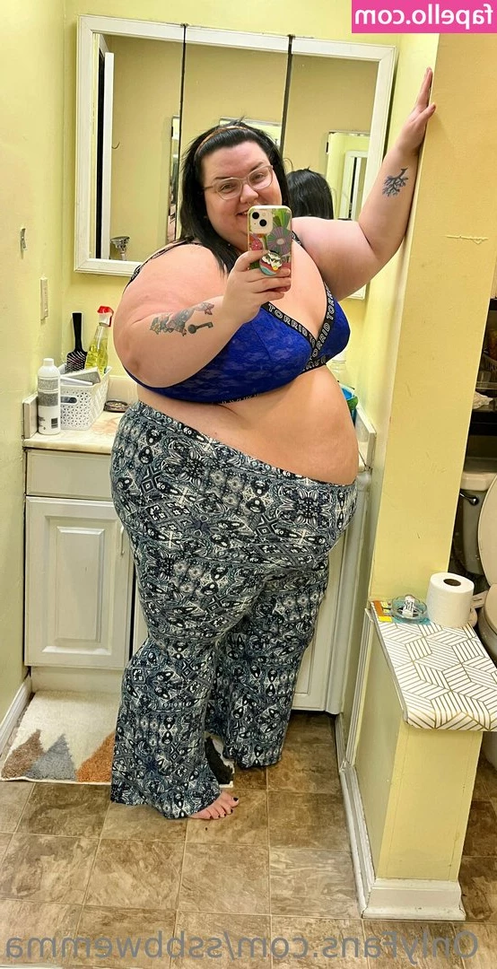 ssbbwemma - Oh hey my sports bra is kinda stuck, can you help me take it off?