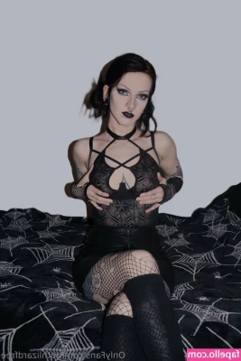 gothlizardfree - Blue eyes and thick thighs  vibes feel yummy on titties too