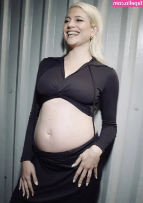 Pixie Lott [ pixie-lott-2 ] - Jugando con el chiquitín un ratito