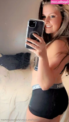 shainasummerr - My toe nails match my set <3