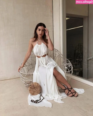 Adelaide Kane [ adelaide-kane ] - Le vlog du jour, la suite tout à l'heure 💋