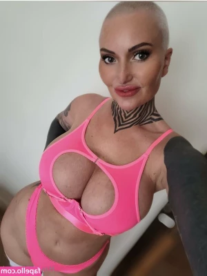 hayleyhazard1 - I love these pics i took yesterday   Look at my dick and my arm 