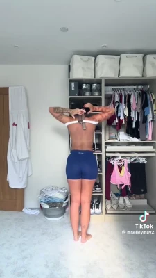 Elley Davies [ elley-davies-25 ] - are bathroom breaks at work ever actually bathroom breaks?