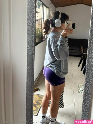 essence.emma [ essence-emma ] - pov: i’m ur girlfriend n i send u snapchats from the shower while
