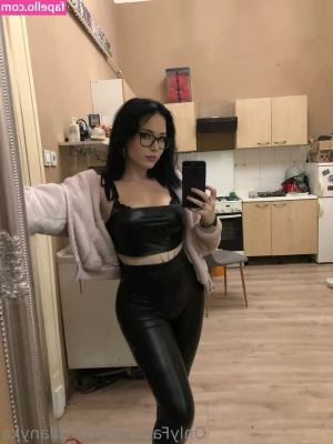 kicsilanyka - I m here alone  naked and wanting sex