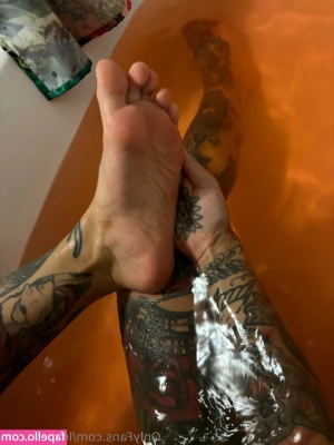 lunarmimsy - there s a blowjob there