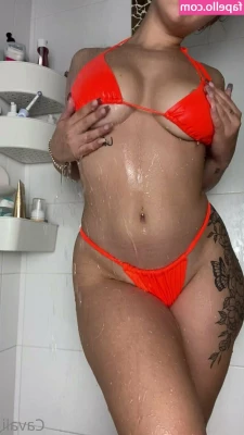Lilith Cavaliere [ lilith-cavaliere-4 ] - Se me cayó algo al borde de la cama 😌 🤫 ¿me ayudan a