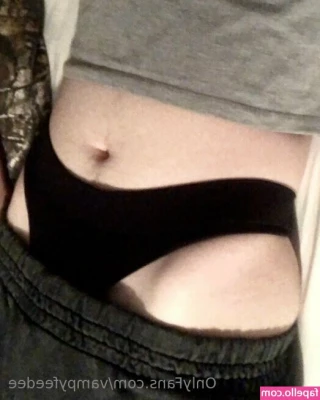 vampyfeedee [ vampyfeedee-1 ] - Tip this post for the bra to come off